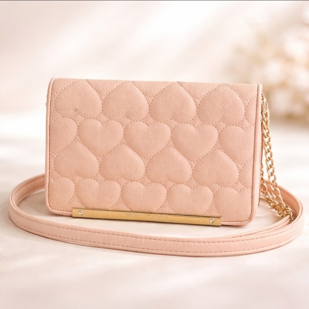 BETSEY JOHNSONS Light pink heart detail small gold chain purse.